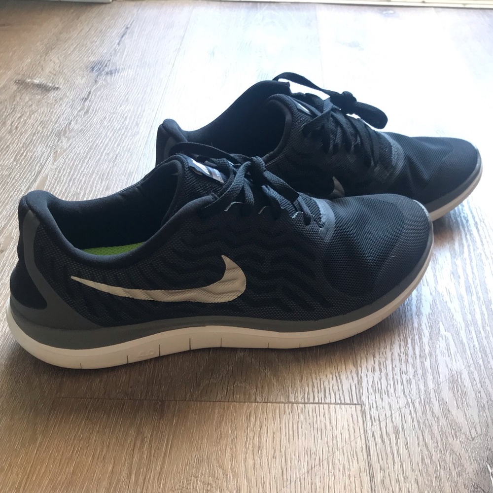 Nike free 4.0 men’s black size 9- never worn!!!!